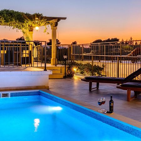 Villa Julia With Heated Pool, Ideal For Large Groups Milna  Buitenkant foto