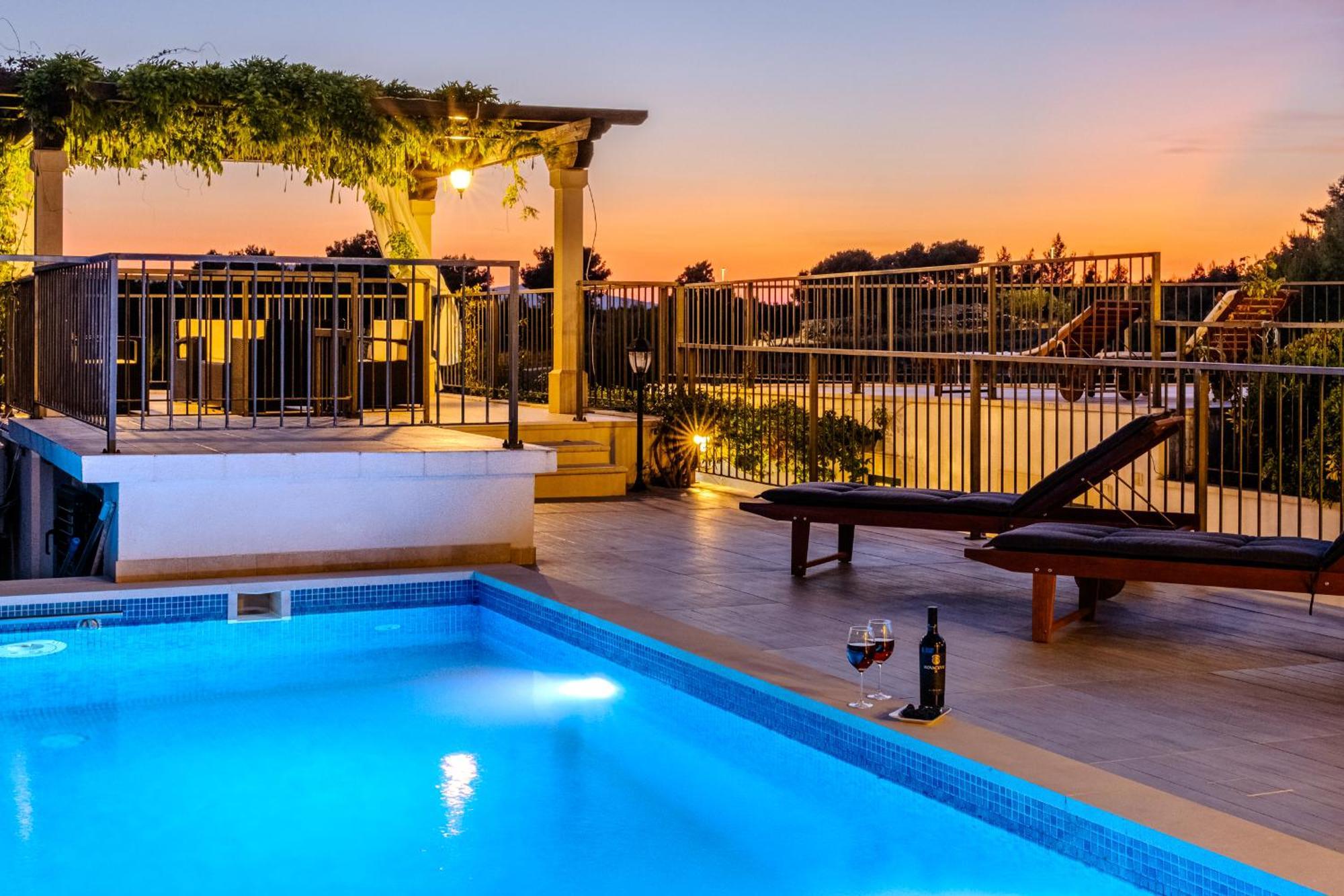 Villa Julia With Heated Pool, Ideal For Large Groups Milna  Buitenkant foto