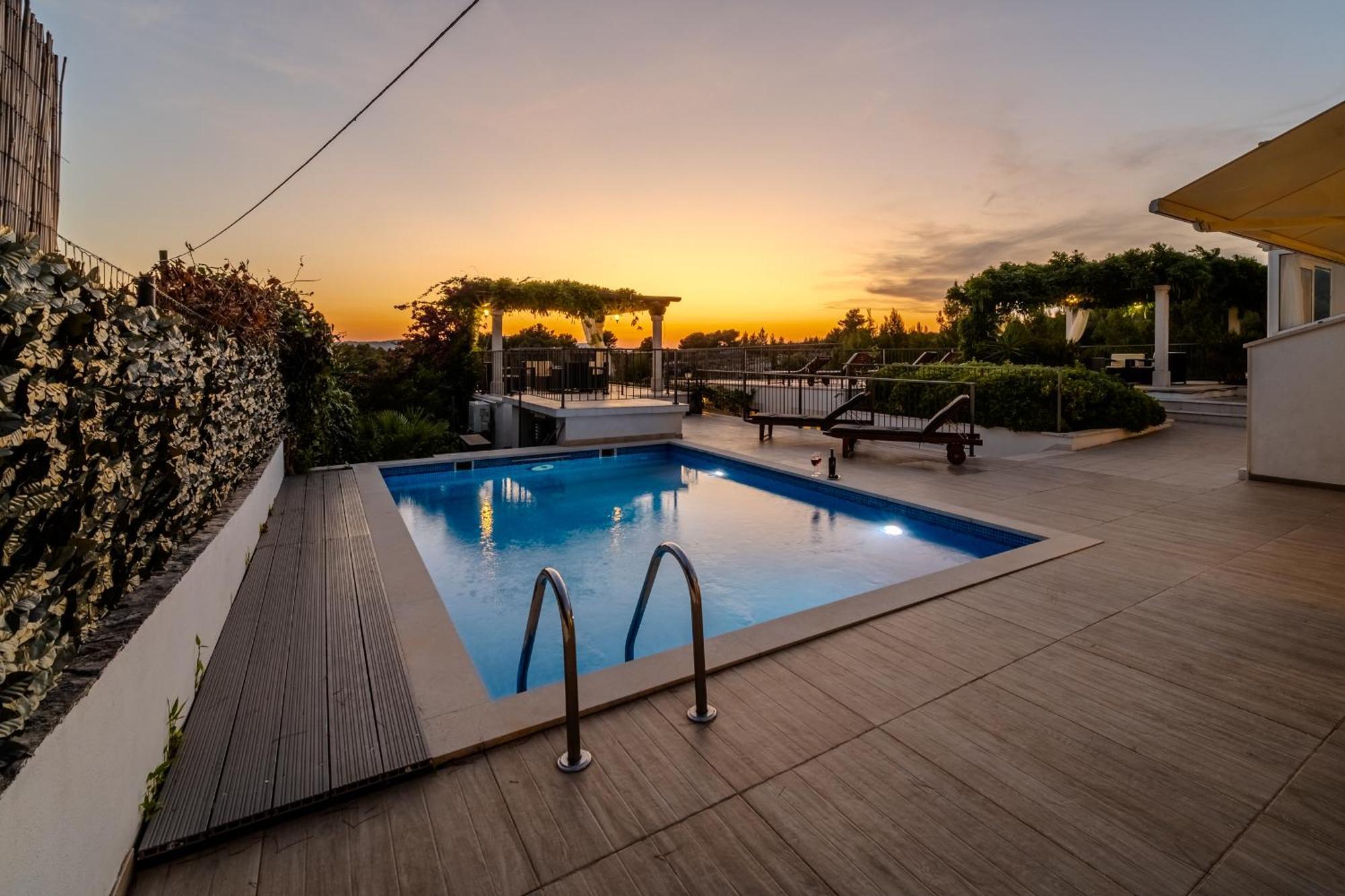 Villa Julia With Heated Pool, Ideal For Large Groups Milna  Buitenkant foto