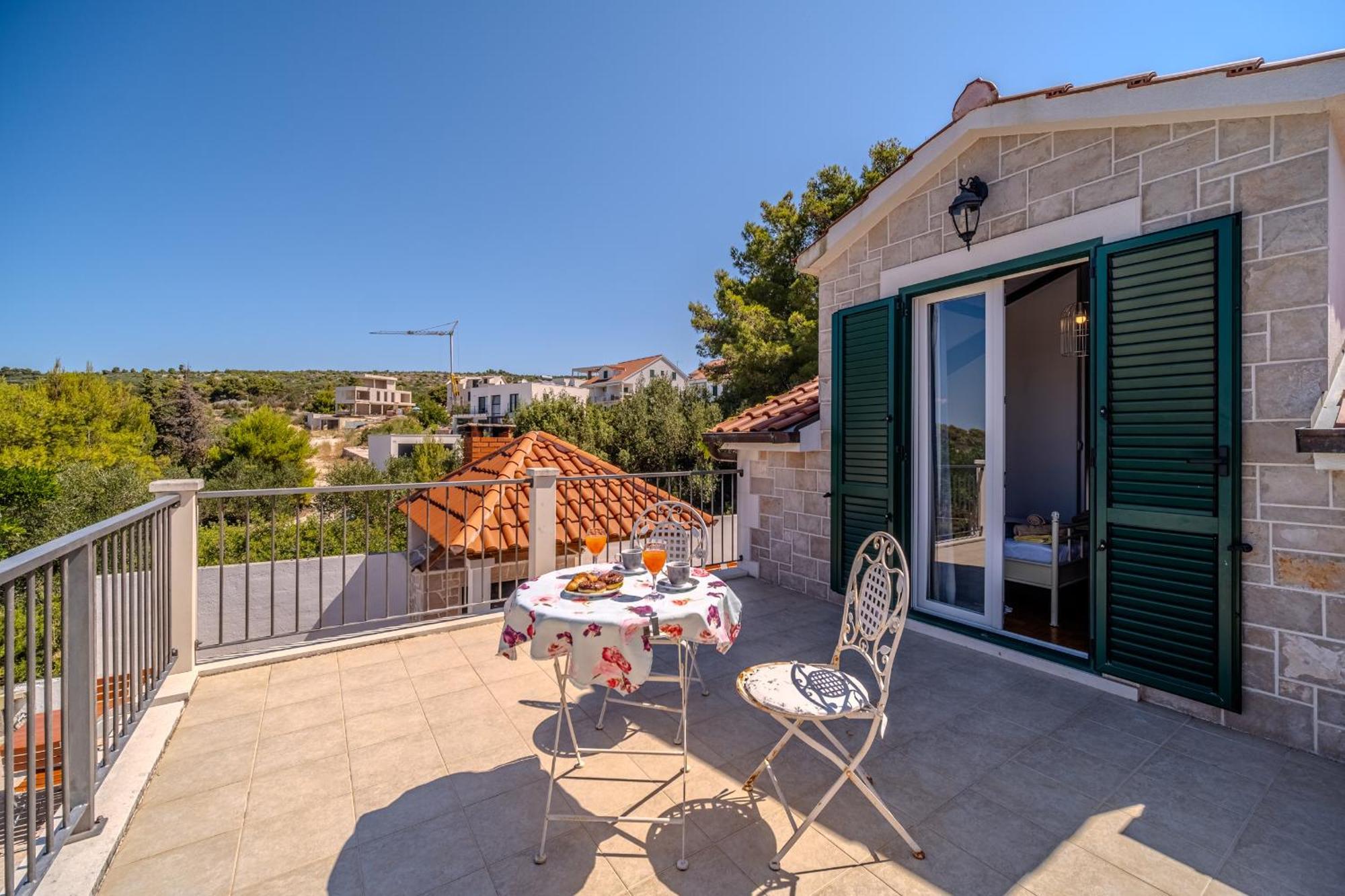 Villa Julia With Heated Pool, Ideal For Large Groups Milna  Buitenkant foto