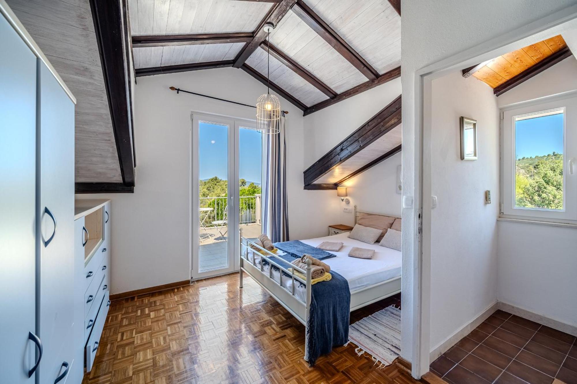 Villa Julia With Heated Pool, Ideal For Large Groups Milna  Buitenkant foto