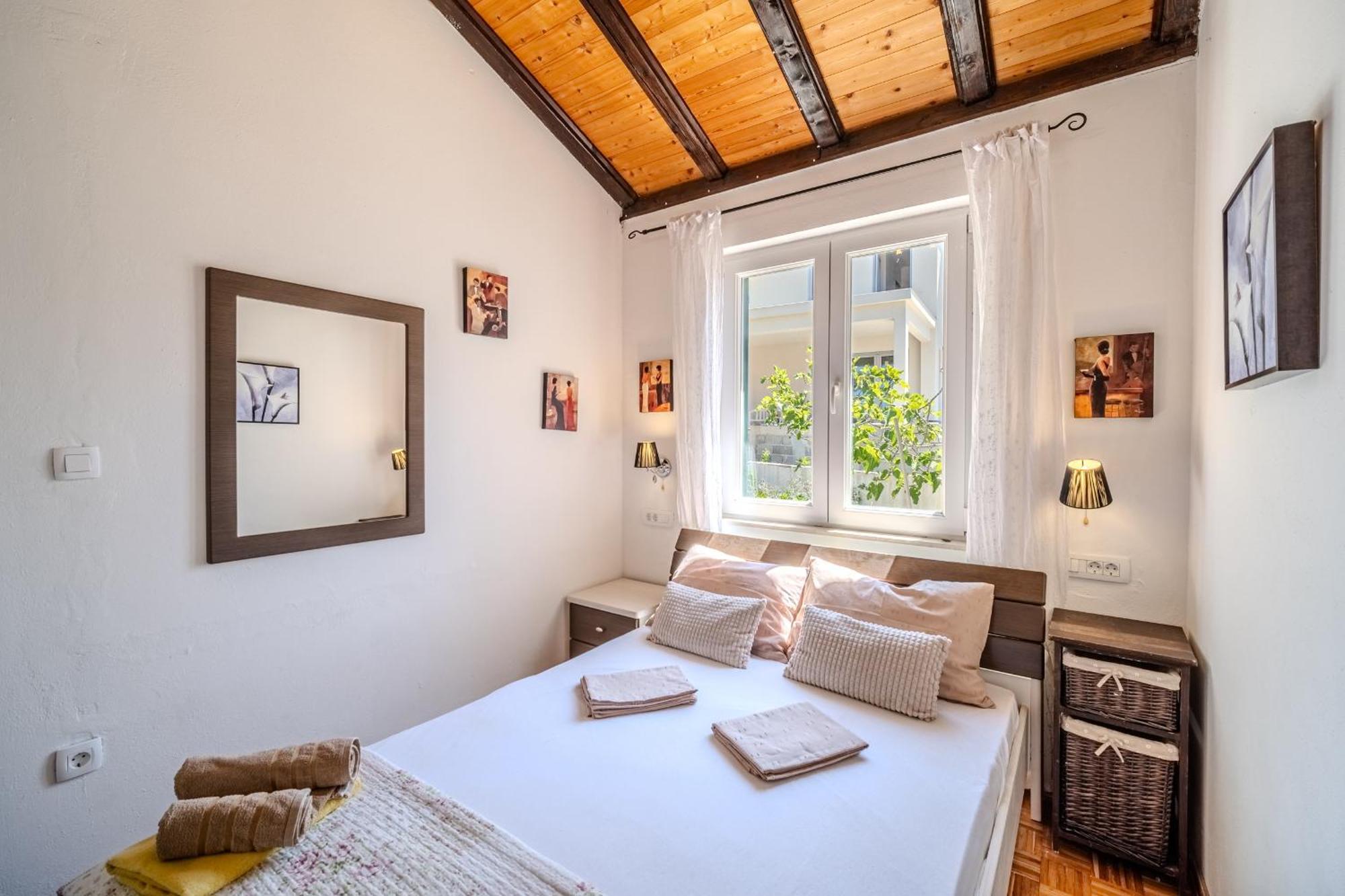 Villa Julia With Heated Pool, Ideal For Large Groups Milna  Buitenkant foto